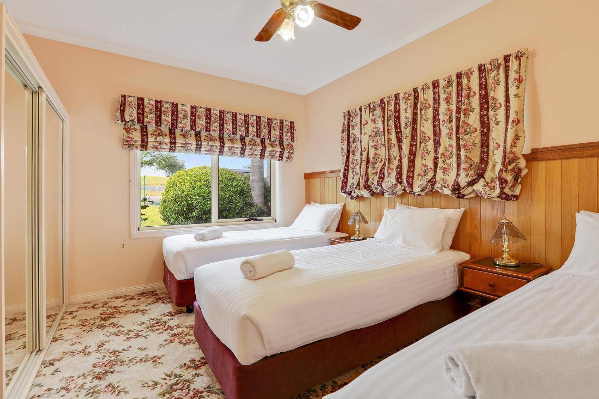 Robyn'S Nest Lakeside Resort Merimbula Exterior foto